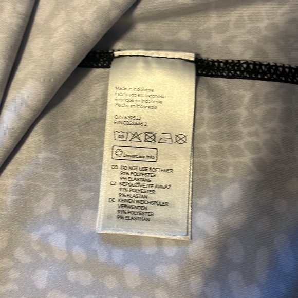 Black and white H&M workout top - Picture 4 of 5